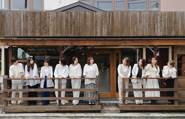 明るく親切な女性スタッフが心を込めておもてな